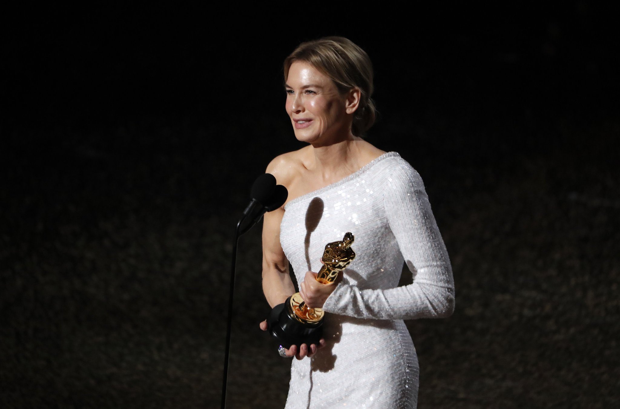 Renée Zellweger Oscar 2020: Πήγε στην τελετή με τον Bradley Cooper και πήρε το βραβείο
