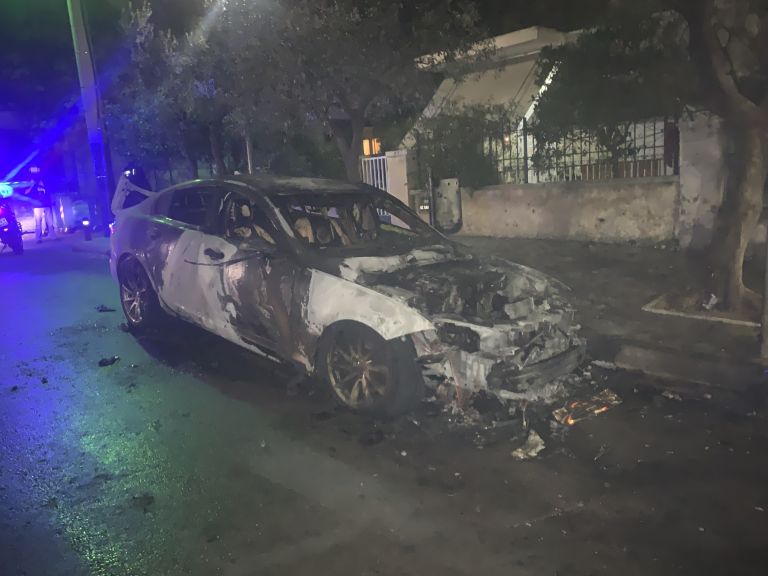 Αγία Βαρβάρα: Βομβιστική επίθεση με στόχο το αυτοκίνητο του εκδότη Νίκου Καραμανλή [pics&vid]