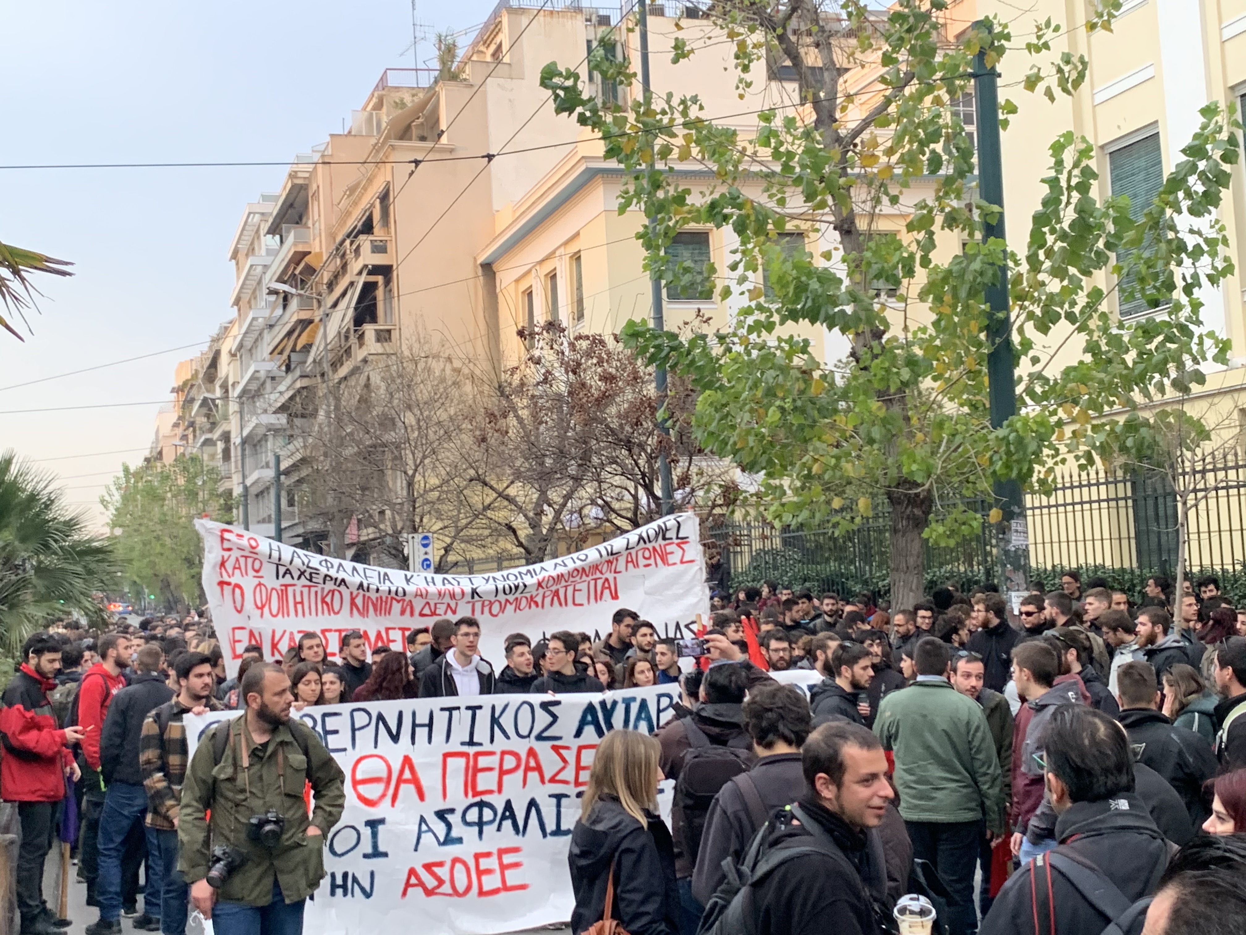ΑΣΟΕΕ: Πορεία φοιτητών προς τη ΓΑΔΑ – Κλειστή η Πατησίων [vid]