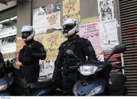 Σε διαθεσιμότητα τέθηκε ο αστυνομικός που κατέβρεξε γυναίκα έξω από το ΑΤ Ομονοίας Σε διαθεσιμότητα τέθηκε ο αστυνομικός που κατέβρεξε γυναίκα έξω από το ΑΤ Ομονοίας