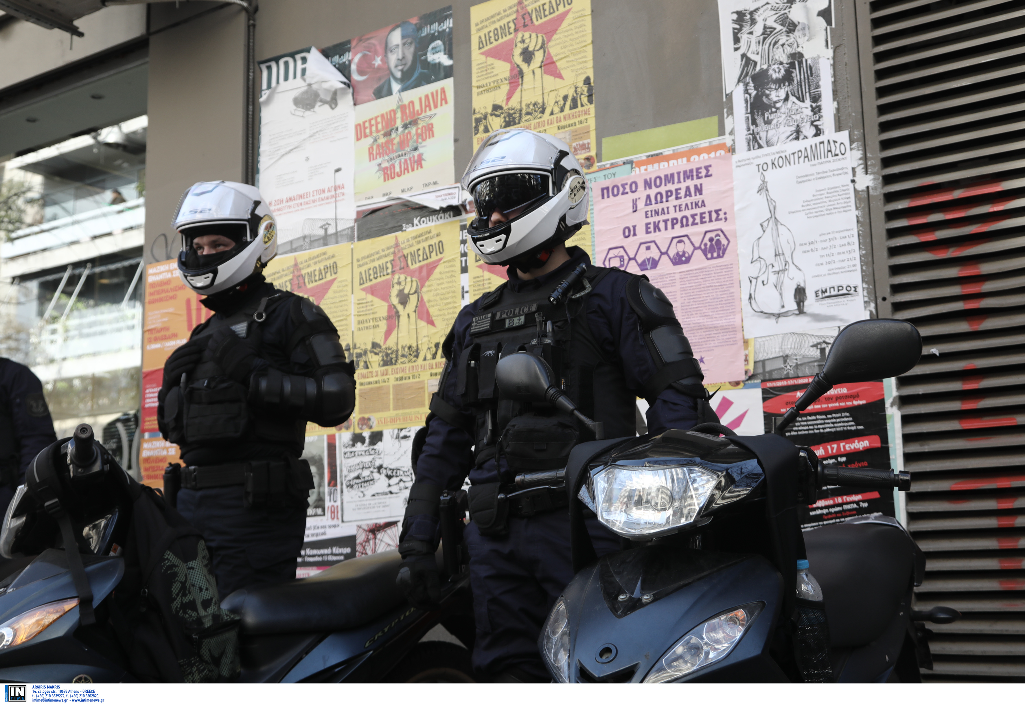 Σε διαθεσιμότητα τέθηκε ο αστυνομικός που κατέβρεξε γυναίκα έξω από το ΑΤ Ομονοίας