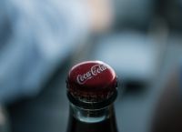 Coca – cola: Παγώνει τις διαφημίσεις στα social media – «Δεν υπάρχει χώρος για ρατσισμό»