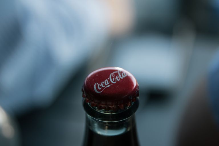 Coca – cola: Παγώνει τις διαφημίσεις στα social media – «Δεν υπάρχει χώρος για ρατσισμό»