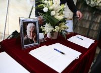 Κική Δημουλά κηδεία: Συγγενείς, εκπρόσωποι των γραμμάτων και του πολιτικού κόσμου έδωσαν το «παρών» Κική Δημουλά κηδεία: Συγγενείς, εκπρόσωποι των γραμμάτων και του πολιτικού κόσμου έδωσαν το «παρών»