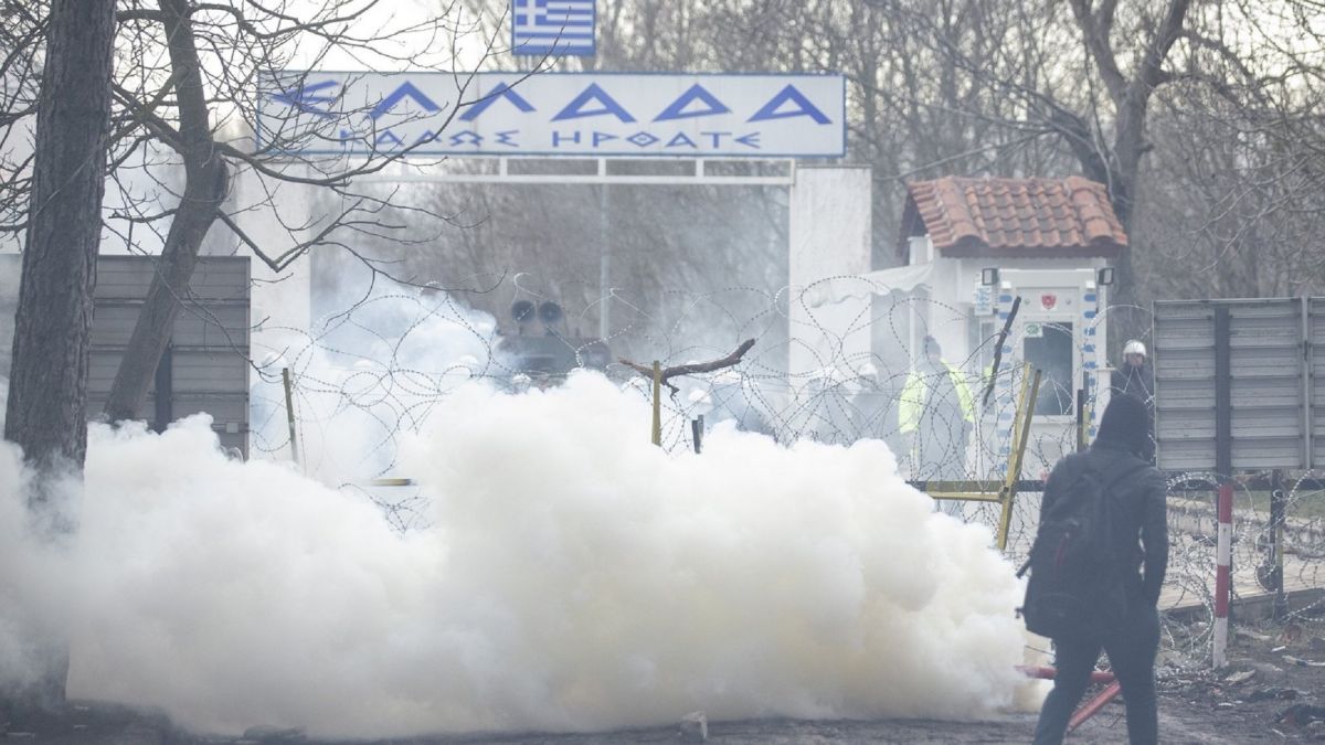 Μεταναστευτικό Έβρος: Ένταση μεταξύ προσφύγων και αστυνομίας στα σύνορα Ελλάδας – Τουρκίας