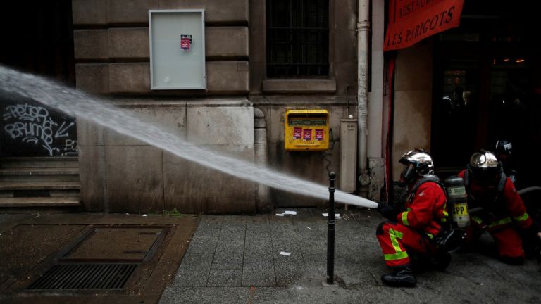Μεγάλη φωτιά στο Παρίσι – Εκκενώνεται ο σιδηροδρομικός σταθμός Γκαρ ντε Λιόν
