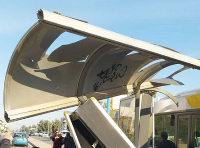 Γλυφάδα: Λεωφορείο έπεσε σε στάση [pics]