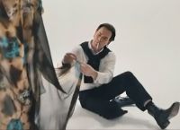 Halston Netflix: Πρώτες εικόνες από την επικείμενη σειρά