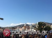 Από παντού συρρέουν άτομα στο κέντρο της Μυτιλήνης για τη διαμαρτυρία ενάντια στα κλειστά κέντρα