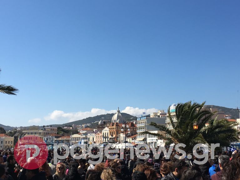 Από παντού συρρέουν άτομα στο κέντρο της Μυτιλήνης για τη διαμαρτυρία ενάντια στα κλειστά κέντρα