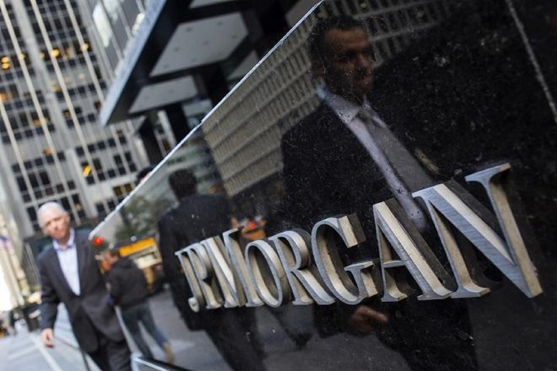 JP Morgan ελληνικές τράπεζες: Αναβαθμίζονται Alpha Bank και Πειραιώς
