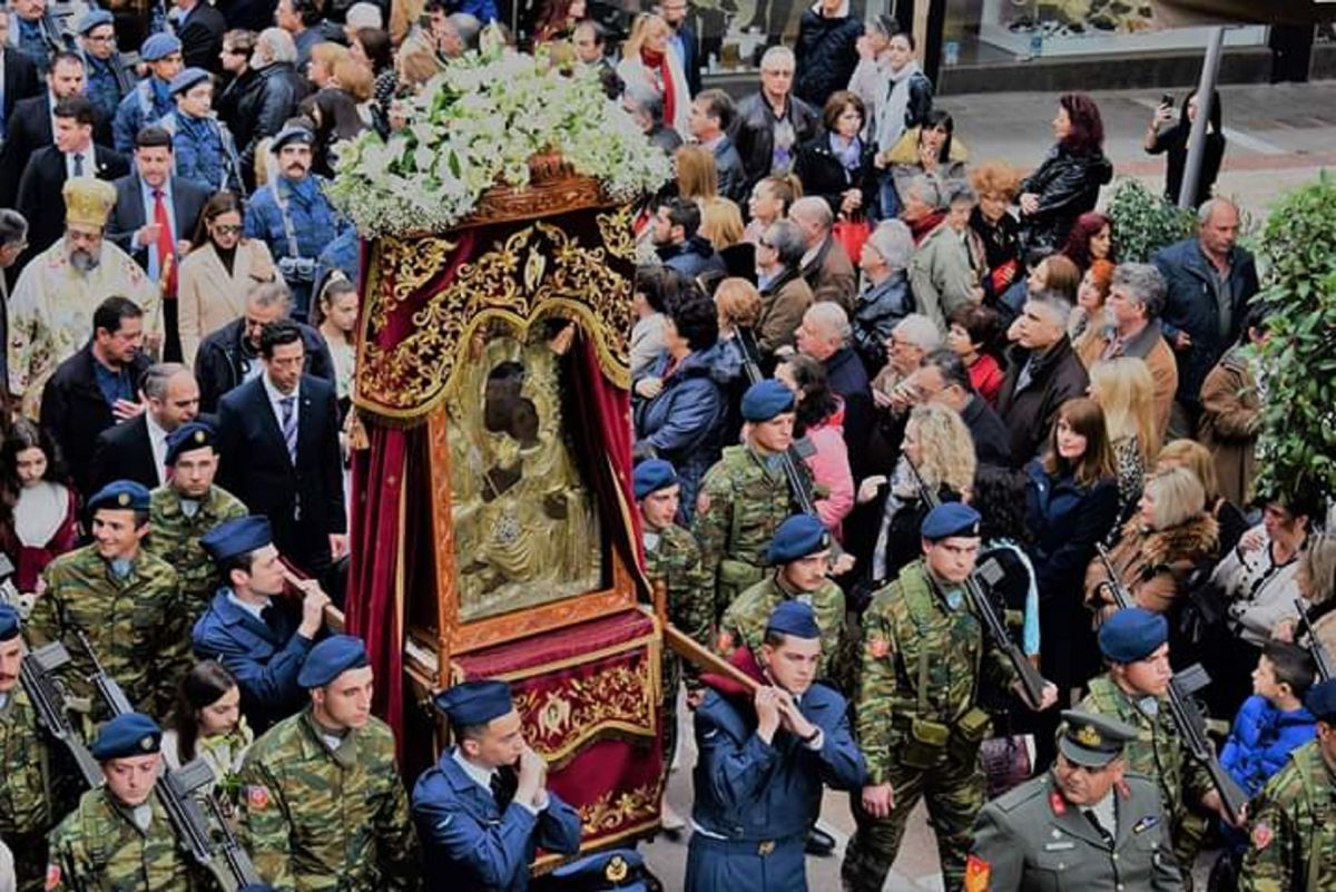 Υπαπαντή Καλαμάτα: Ουρές πιστών για να προσκυνήσουν τη θαυματουργή εικόνα
