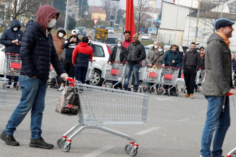 Κορωνοϊός Ελλάδα σούπερ μάρκετ: “Φτερά” έκαναν από τα ράφια αντισηπτικά και είδη πρώτης ανάγκης