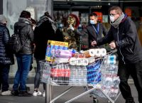 Ιταλία κορωνοϊός σούπερ μάρκετ: Ανάρπαστα τα προϊόντα μετά την ανακοίνωση της καραντίνας σε όλη τη χώρα