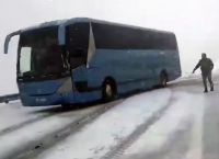 Λεωφορείο χιόνια: Πούλμαν με μαθητές εγκλωβίστηκε στο δρόμο προς το Βελούχι [vid]