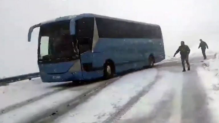 Λεωφορείο χιόνια: Πούλμαν με μαθητές εγκλωβίστηκε στο δρόμο προς το Βελούχι [vid]