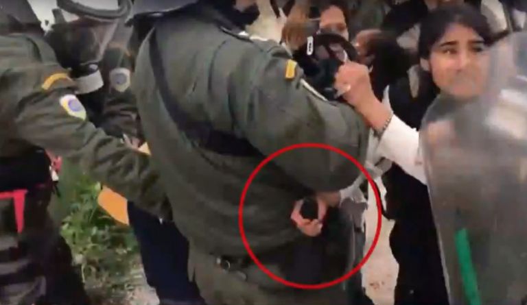 Μεταναστευτικό Λέσβος: Ξεφεύγει η κατάσταση – Μετανάστρια παραλίγο να αρπάξει όπλο αστυνομικού [vid]