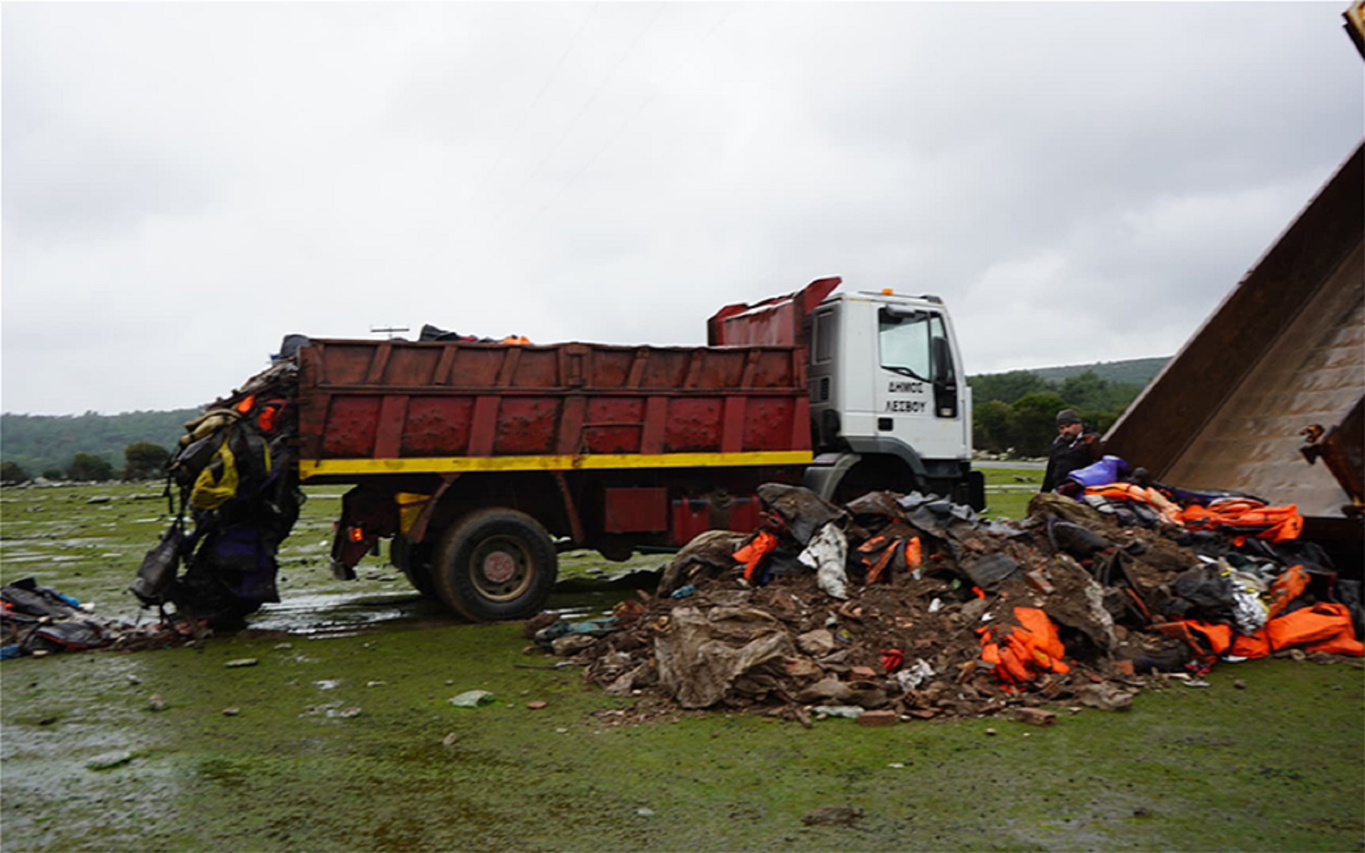 Λέσβος κλειστές δομές: Γέμισαν με σωσίβια και βάρκες την επιταγμένη έκταση