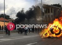 Μυτιλήνη – Μεταναστευτικό: Φωτιές έξω από το στρατόπεδο που φιλοξενούνται τα ΜΑΤ – Οι κάτοικοι συρρέουν