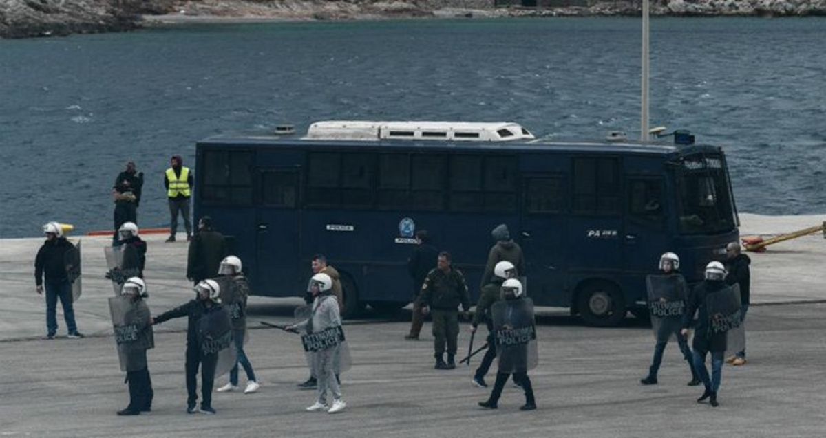 Μεταναστευτικό: 21 συλλήψεις για τις επιθέσεις εναντίον ΜΑΤ σε Χίο και Λέσβο