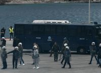 Μεταναστευτικό: 21 συλλήψεις για τις επιθέσεις εναντίον ΜΑΤ σε Χίο και Λέσβο