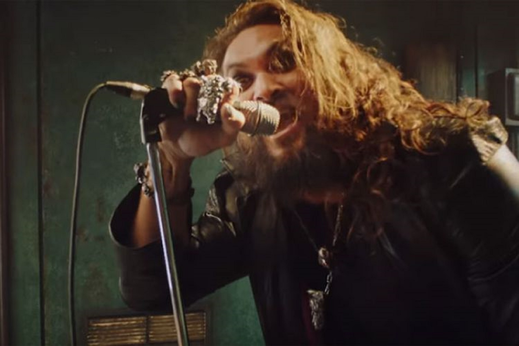 Ordinary Man Ozzy Osborne: Ο Jason Momoa σε βίντεο κλιπ για το Scary Little Green Men