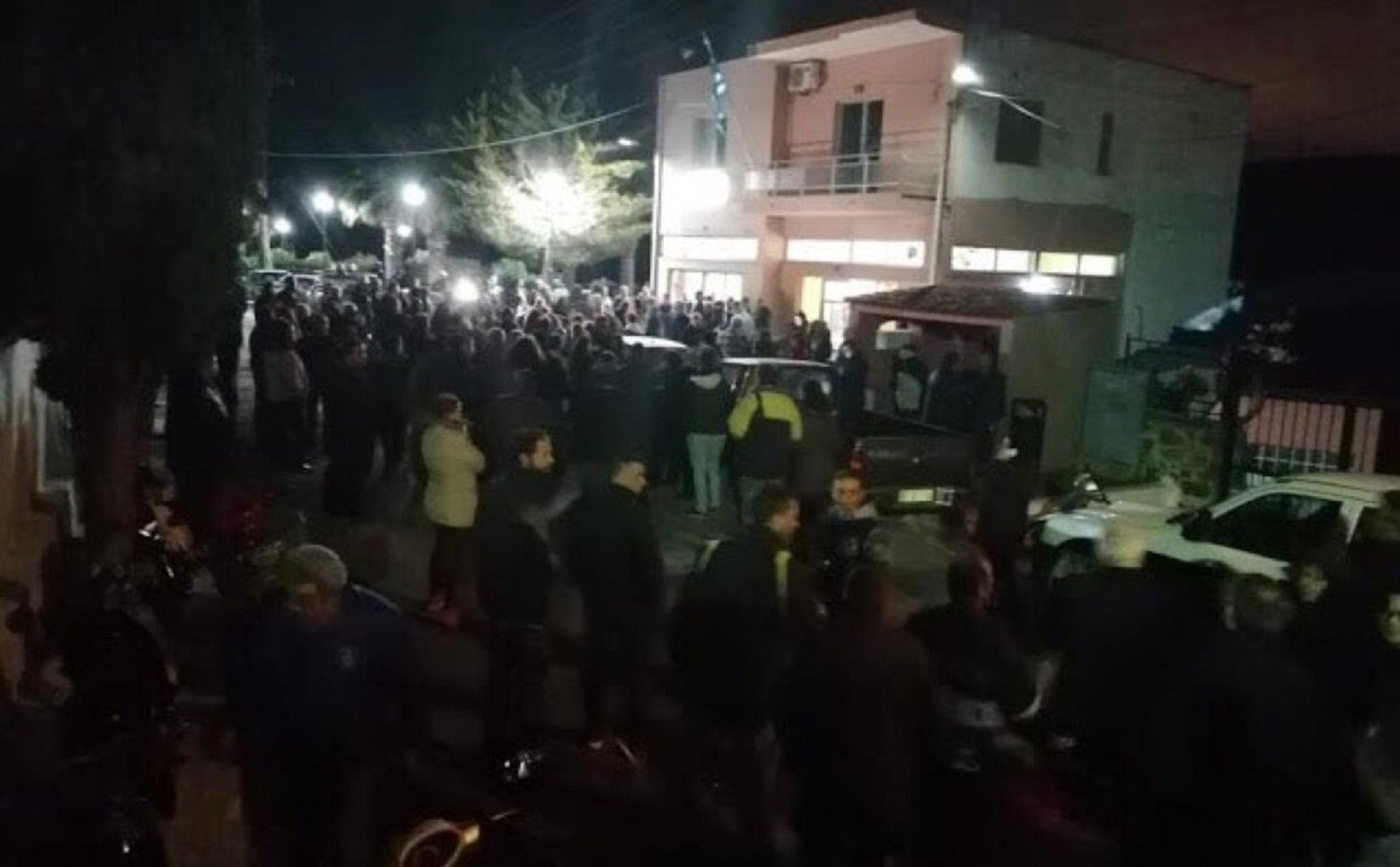 Μόρια επεισόδια: Μεγάλη ένταση μετά τα μεσάνυχτα – Επιμένει ο περιφερειάρχης για κατάσταση έκτακτης ανάγκης
