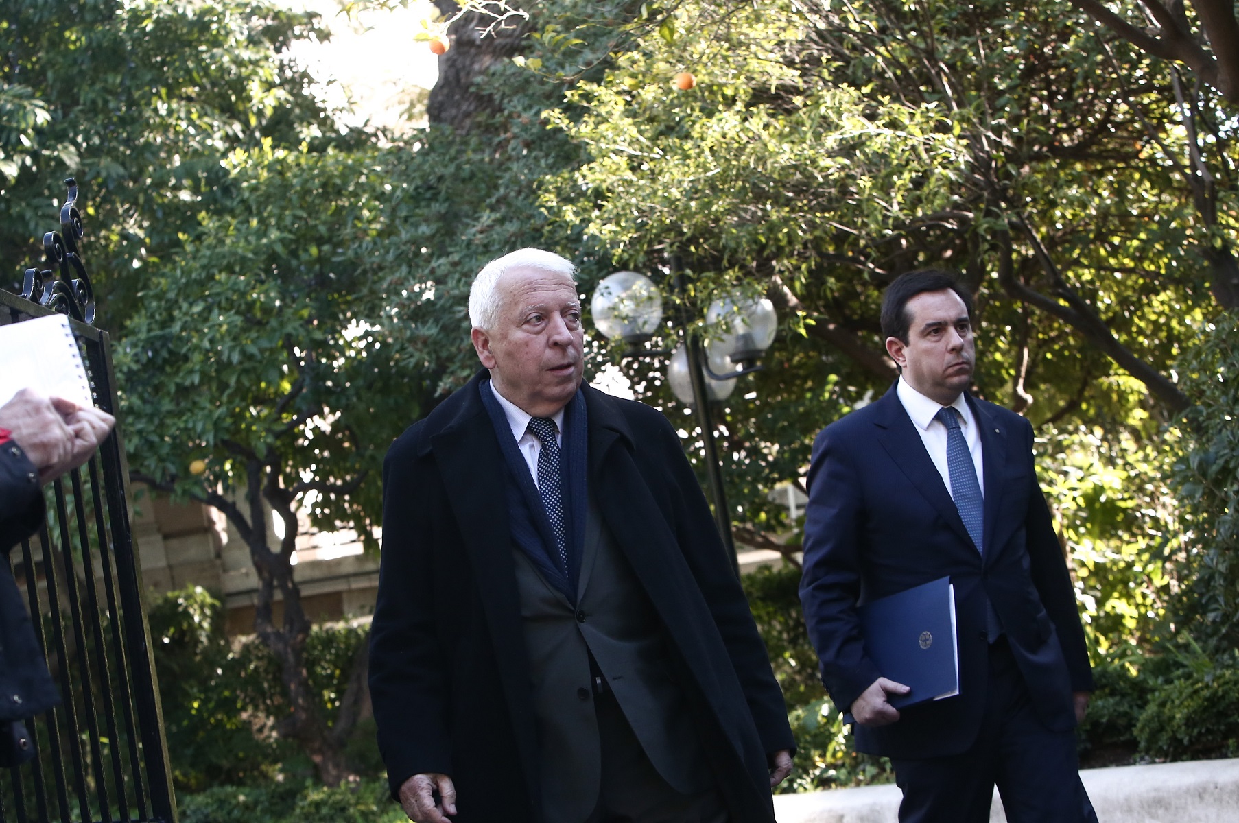 Κώστας Μουτζούρης – Κυριάκος Μητσοτάκης: Στα άκρα οι σχέσεις τους μετά τη χειρονομία του περιφερειάρχη