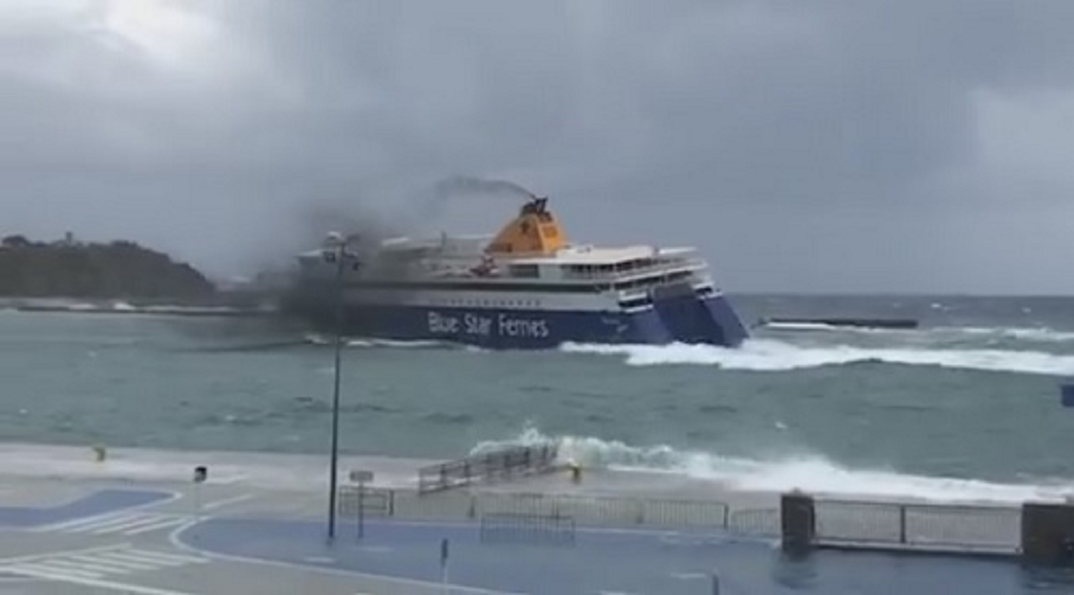 “Μάχη” με τα κύματα για το Blue Star Naxos – Εντυπωσιακά πλάνα