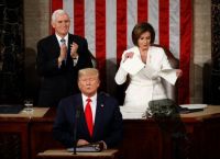 Ντόναλντ Τραμπ Πελόζι: Η πρόεδρος της Βουλής έσκισε επιδεικτικά το χαρτί με την ομιλία του Τραμπ [vid]