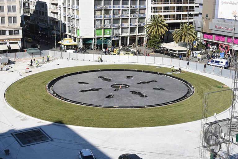 Πλατεία Ομονοίας: Νέες εικόνες από την ανάπλαση – Γκαζόν γύρω από το συντριβάνι [pics& vid]