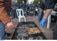 Τσικνοπέμπτη ΠΟΕΔΗΝ: Έστησαν ψησταριές κοντά στο Μέγαρο Μαξίμου – Έψησαν σουβλάκια και λουκάνικα