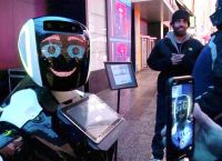 Ρομπότ στην Times Square δίνει πληροφορίες σχετικά με τον κορωνοϊό