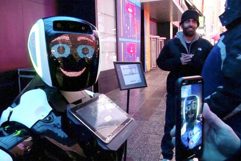 Ρομπότ στην Times Square δίνει πληροφορίες σχετικά με τον κορωνοϊό