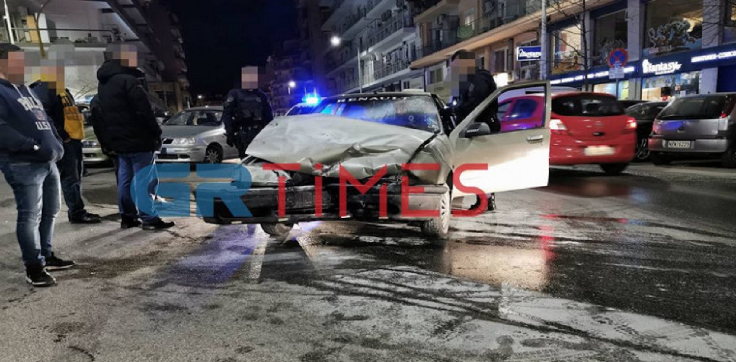 Θεσσαλονίκη τροχαίο: Σύγκρουση δύο οχημάτων – Το αυτοκίνητο άρπαξε φωτιά ενώ ο οδηγός εξαφανίστηκε