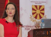 Βόρεια Μακεδονία: Προκλητική υπουργός επανέφερε πινακίδια με ονομασία “Δημοκρατία της Μακεδονίας”