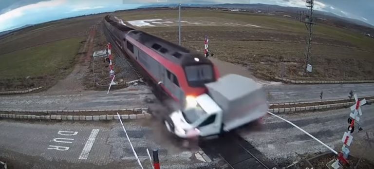 Τρένο παρασύρει φορτηγό στην Τουρκία: Σοκαριστικό video