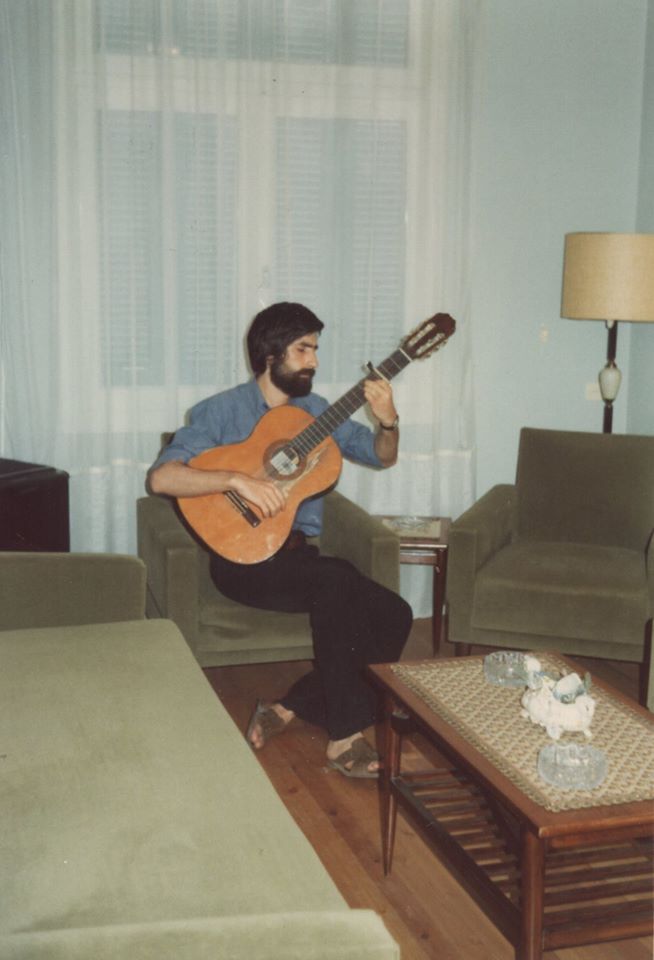 Νικόλας Άσιμος: Σε νεαρή ηλικία με την κιθάρα του. 