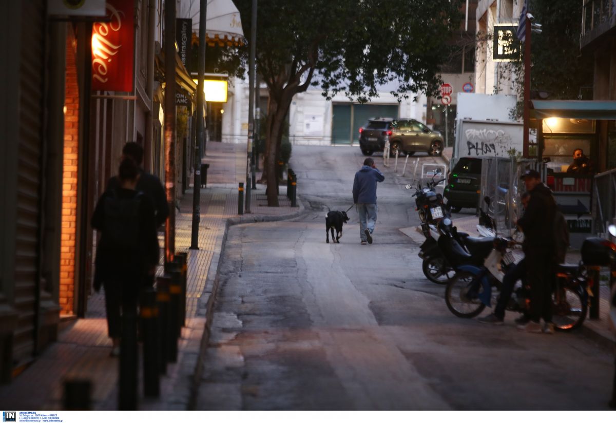Κορονοϊός μέτρα: Ανοιχτό το σενάριο απαγόρευσης της κυκλοφορίας από την κυβέρνηση