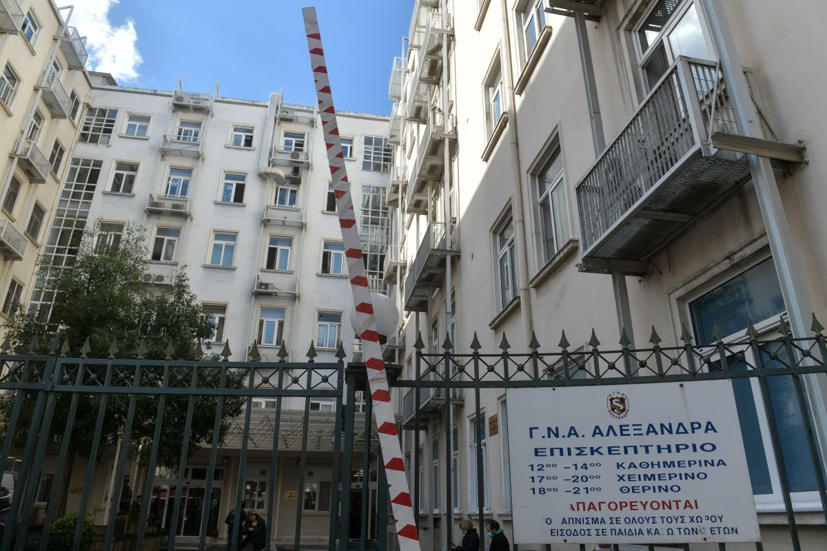 Kορωνοϊός Ελλάδα: Νέο κρούσμα στο  νοσοκομείο “Αλεξάνδρα” – Συνολικά 90 τα κρούσματα στη χώρα