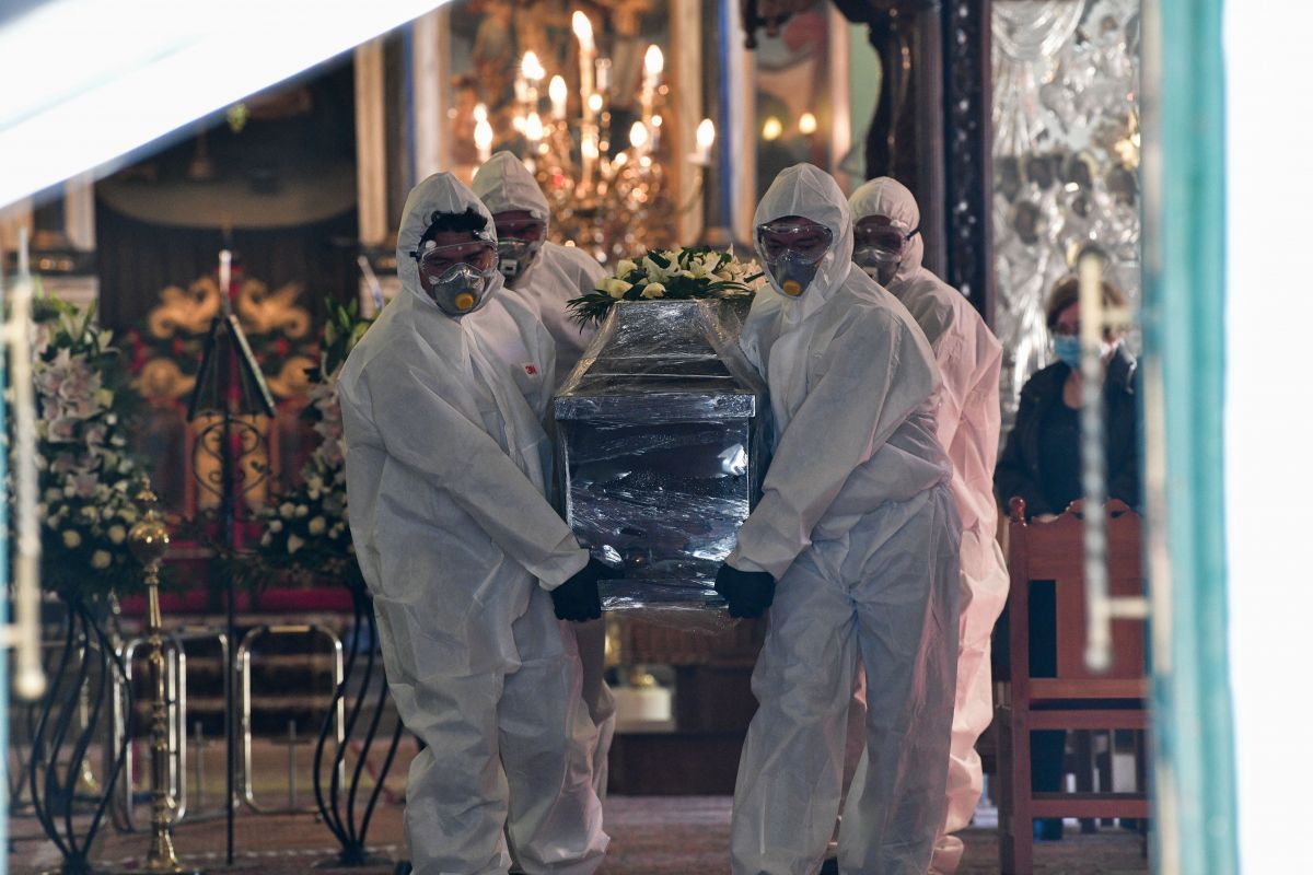 Κορωνοϊός – κηδεία: Συγκλονιστικές εικόνες από την κηδεία του πρώτου νεκρού από κορωνοϊό