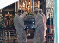 Κορωνοϊός – κηδεία: Συγκλονιστικές εικόνες από την κηδεία του πρώτου νεκρού από κορωνοϊό