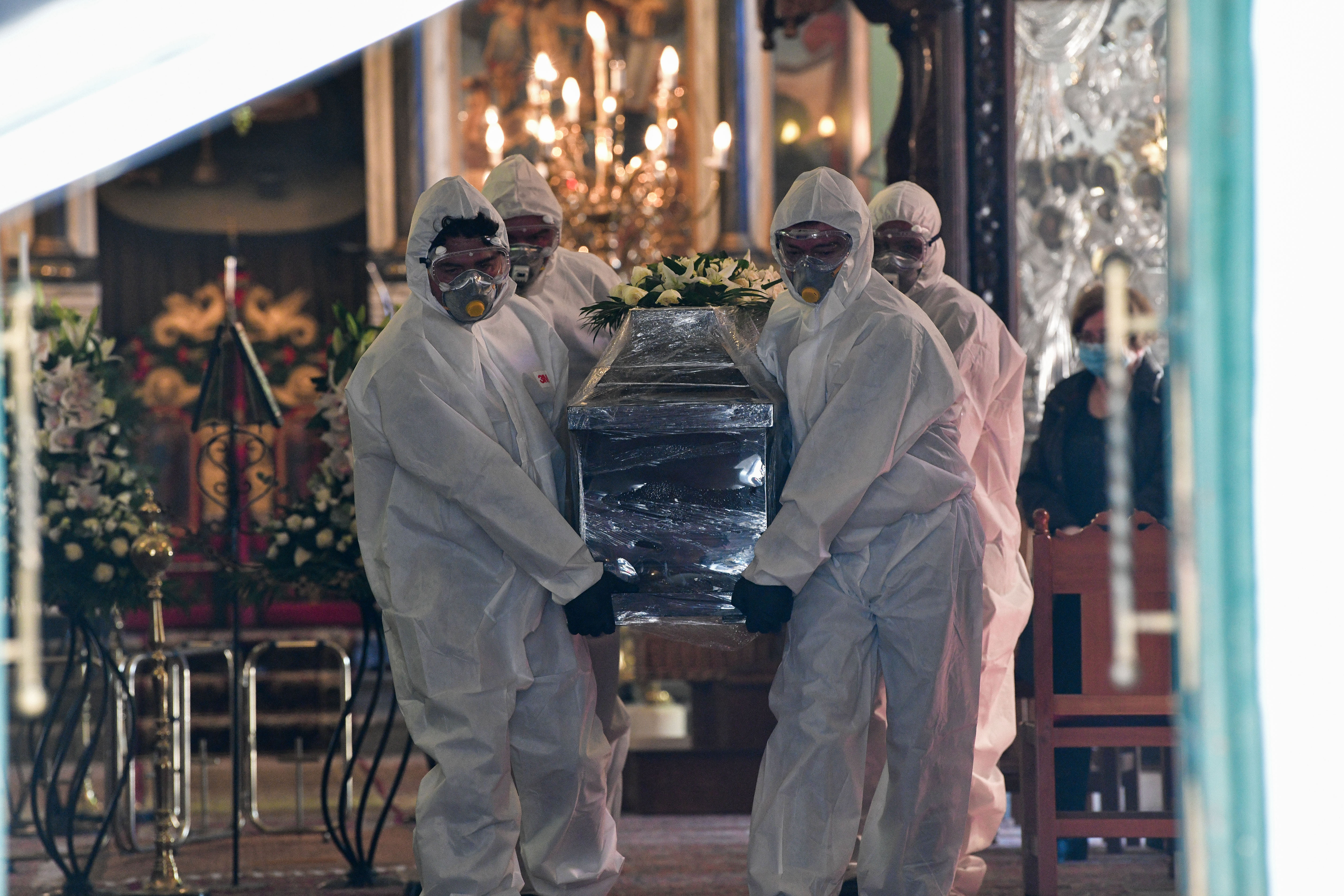 Κορωνοϊός – κηδεία: Συγκλονιστικές εικόνες από την κηδεία του πρώτου νεκρού από κορωνοϊό