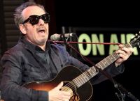 Elvis Costello κορωνοϊός: Με ένα τραγούδι στη μάχη κατά του ιού ο Βρετανός Elvis Costello κορωνοϊός: Με ένα τραγούδι στη μάχη κατά του ιού ο Βρετανός