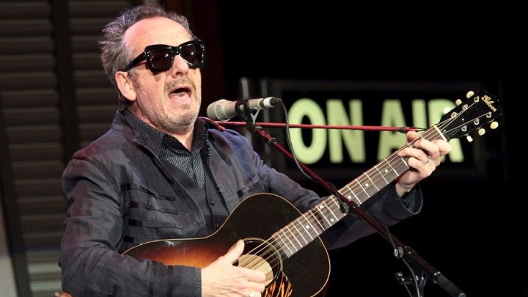 Elvis Costello κορωνοϊός: Με ένα τραγούδι στη μάχη κατά του ιού ο Βρετανός