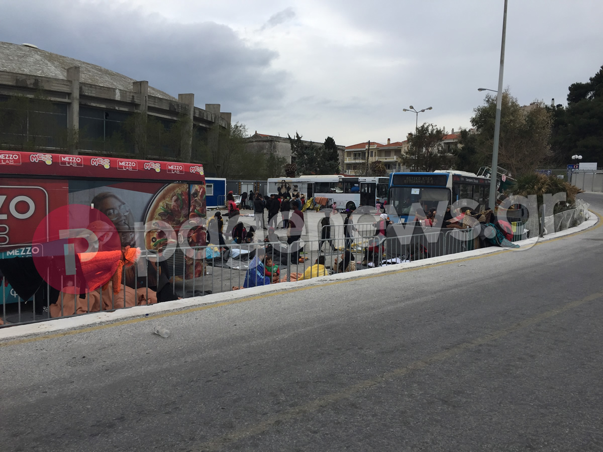 Μεταναστευτικό Μυτιλήνη: Οι μετανάστες παραμένουν στο λιμάνι – Περιμένουν το αρματαγωγό