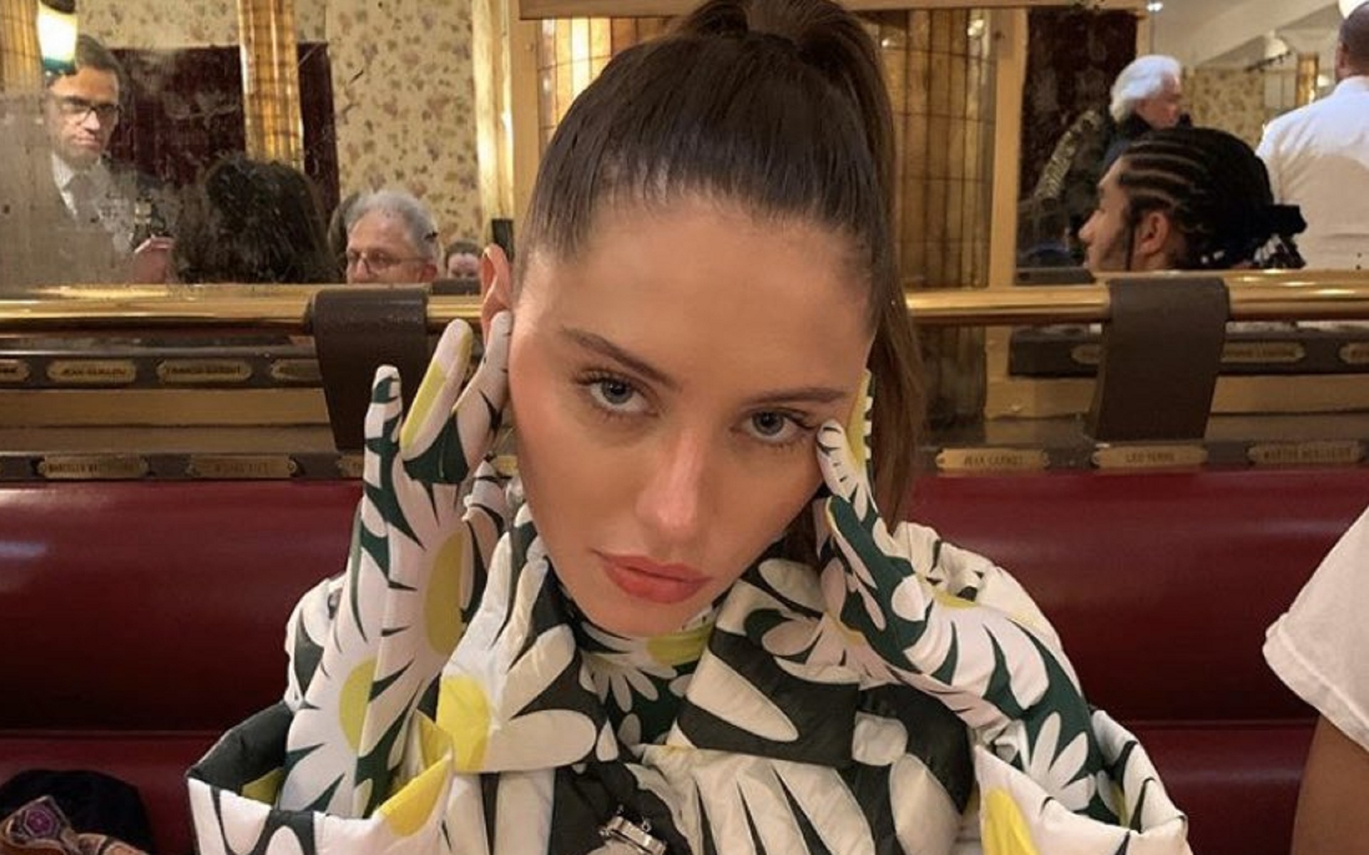 Iris law: Η κόρη του Jude Law έκανε το ντεμπούτο της στην πασαρέλα του οίκου Miu Miu