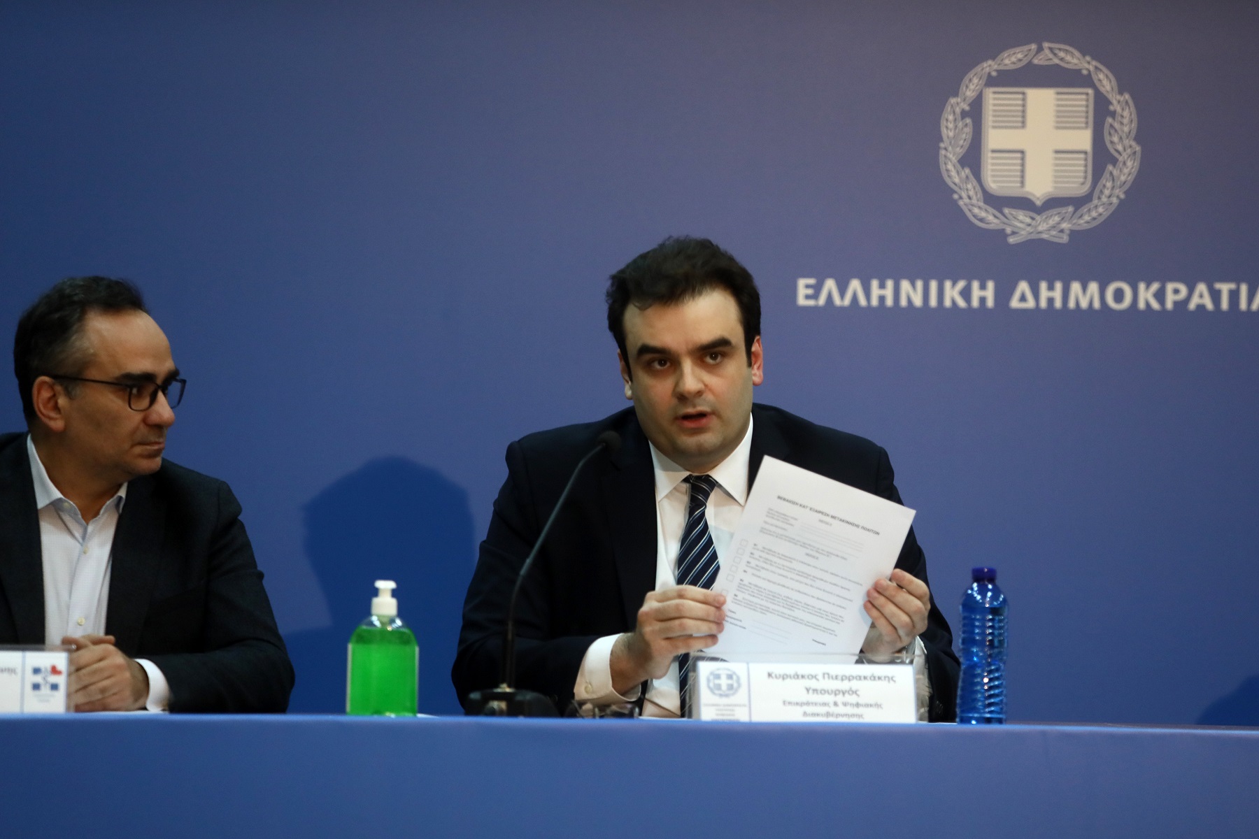 Πιερρακάκης για SMS: «Δεν έχει συζητηθεί έβδομος κωδικός»