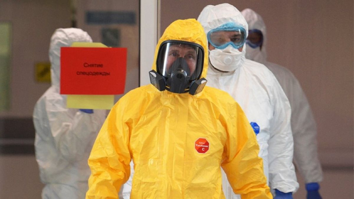Κορωνοϊός Ρωσία Πούτιν: Με προστατευτική στολή ο πρόεδρος για να δείξει ότι όλα είναι υπό έλεγχο