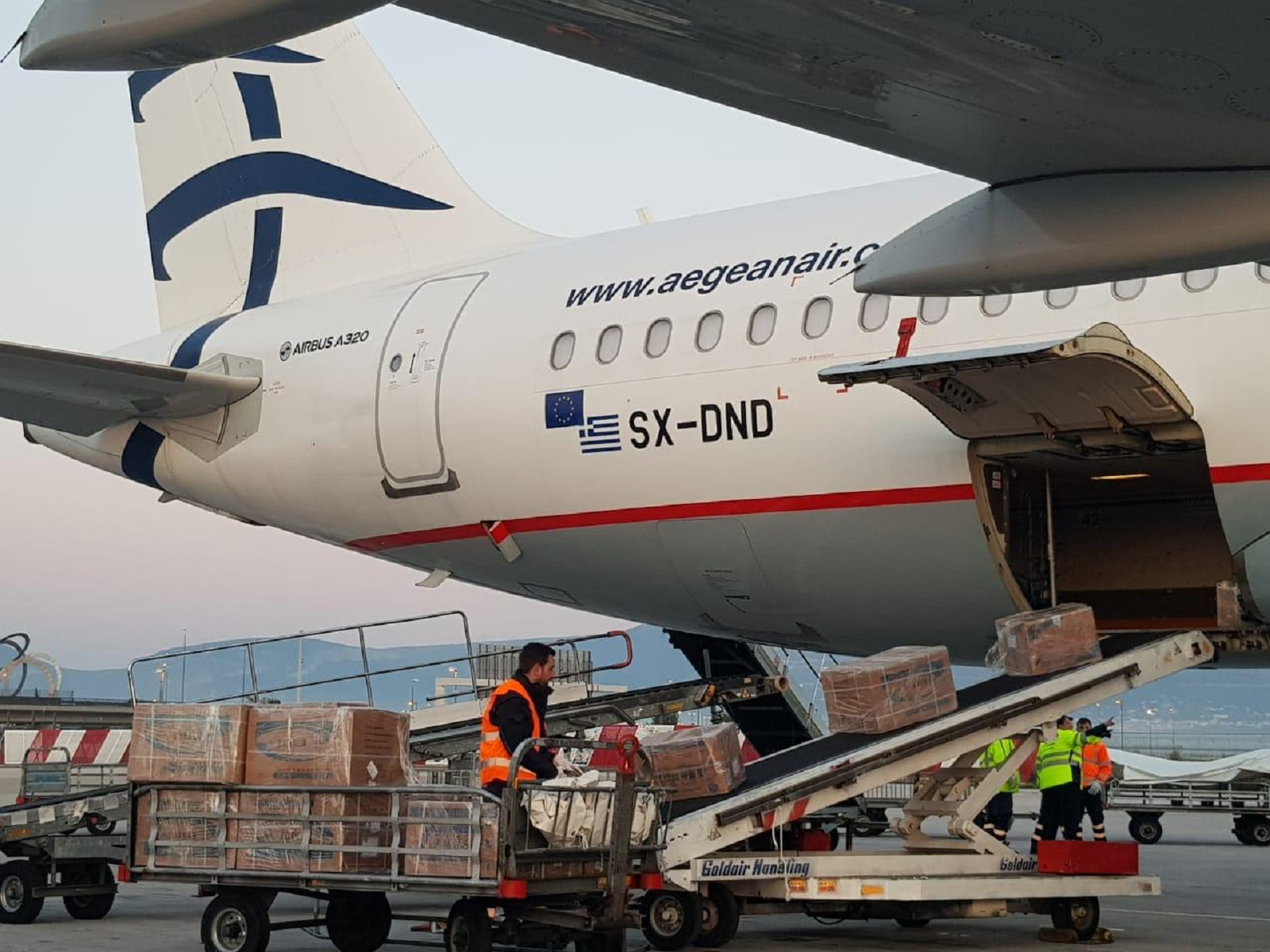 Σε εξέλιξη η μεταφορά της μεγαλύτερης προμήθειας υγειονομικού υλικού στην Ελλάδα